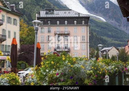 Chamonix Mont-Blanc, France, 4 octobre 2019 : vue sur la rue au centre de la célèbre station balnéaire des Alpes françaises avec café et fleurs, Europe Banque D'Images