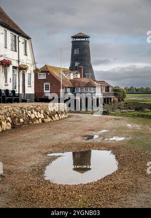 Le vieux moulin et le Royal Oak à Langstone Harbour, Hampshire à marée basse. Banque D'Images