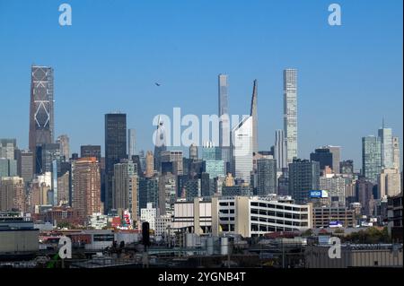 New York, États-Unis. 23 octobre 2024. L'horizon des bâtiments résidentiels et commerciaux du centre-ville de New York. Crédit : Soeren Stache/dpa/Alamy Live News Banque D'Images