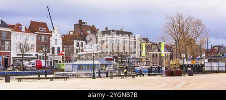 Leyde, pays-Bas, 7 avril 2016 : Panorama avec des maisons traditionnelles hollandaises, station de bateau à Leyde, Hollande Banque D'Images