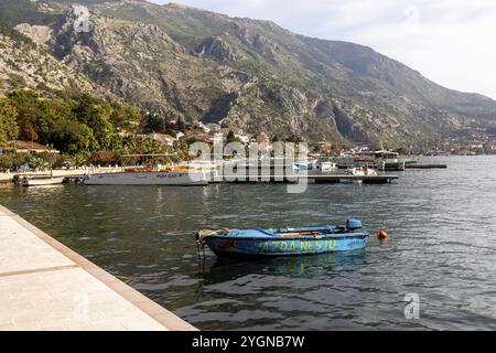 Kotor, Monténégro, 20 septembre 2023 : paysage d'été avec des bateaux amarrés, mer Adriatique et montagnes, Europe Banque D'Images