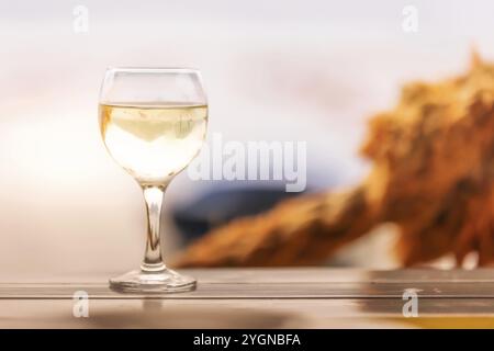 Glasse de vin blanc sur la table en bois, café de la côte, fond de ferme d'huîtres Banque D'Images