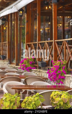 Ohrid, Macédoine du Nord, terrasse du restaurant d'été décorée de fleurs avec vue sur le lac Banque D'Images