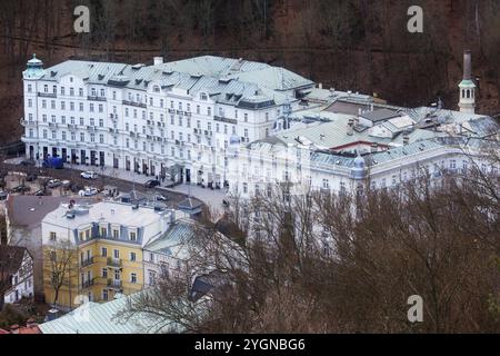 Karlovy Vary, République tchèque, 24 février 2017 : bâtiments traditionnels et hôtels de la célèbre station balnéaire, Europe Banque D'Images
