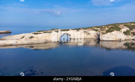 Vue aérienne du rocher de s'Archittu di Santa Caterina dans la province d'Oristano, Sardaigne, Italie Banque D'Images