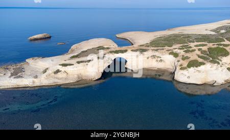 Vue aérienne du rocher de s'Archittu di Santa Caterina dans la province d'Oristano, Sardaigne, Italie Banque D'Images