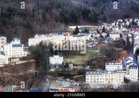 Karlovy Vary, République tchèque, 24 février 2017 : bâtiments traditionnels et hôtels de la célèbre station balnéaire, Europe Banque D'Images