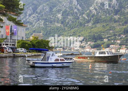 Kotor, Monténégro, 20 septembre 2023 : paysage d'été avec des bateaux amarrés, mer Adriatique et hautes montagnes, Europe Banque D'Images