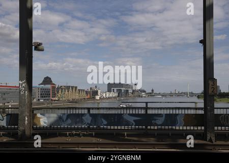 Cathédrale, Rheinauhafen, South Bridge, Cologne, Rhénanie du Nord-Westphalie, du pont Sud à Laura-Oelbermann-Promenade, Agrppinawerft, grue Banque D'Images