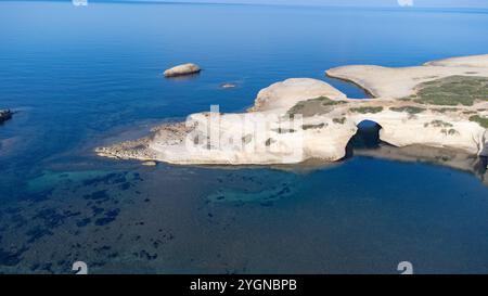 Vue aérienne du rocher de s'Archittu di Santa Caterina dans la province d'Oristano, Sardaigne, Italie Banque D'Images