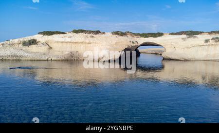 Vue aérienne du rocher de s'Archittu di Santa Caterina dans la province d'Oristano, Sardaigne, Italie Banque D'Images