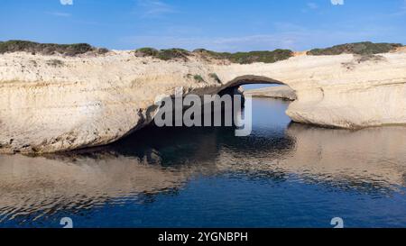 Vue aérienne du rocher de s'Archittu di Santa Caterina dans la province d'Oristano, Sardaigne, Italie Banque D'Images