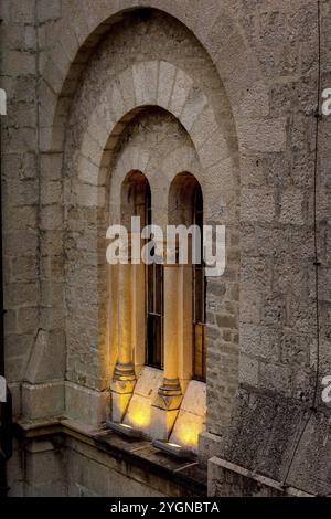 Fenêtre d'une église médiévale Saint-Nicolas à Kotor, Monténégro, Europe Banque D'Images