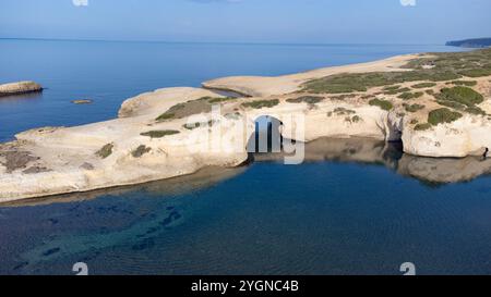 Vue aérienne du rocher de s'Archittu di Santa Caterina dans la province d'Oristano, Sardaigne, Italie Banque D'Images