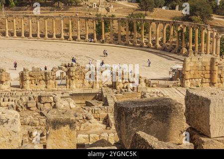 Jerash, Jordanie, 7 novembre 2022 : carré avec rangée de colonnes corinthiennes de l'Oval Forum Plaza aand Cardo Maximus, vue en angle élevé, Asie Banque D'Images