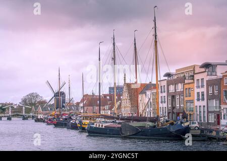 Leyde, pays-Bas, 7 avril 2016 : vue panoramique sur le port et le centre-ville en soirée Banque D'Images