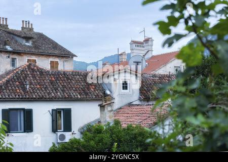 Kotor, Monténégro maisons de la vieille ville dans la soirée Banque D'Images