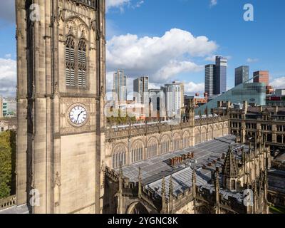 Vue aérienne de l'horloge de la cathédrale de Manchester, Angleterre Banque D'Images