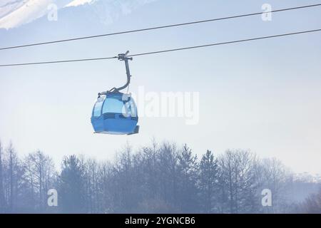 Bansko, Bulgarie Panorama de la station de ski bulgare d'hiver avec cabine de télécabine, vue sur les sommets de la montagne Pirin Banque D'Images