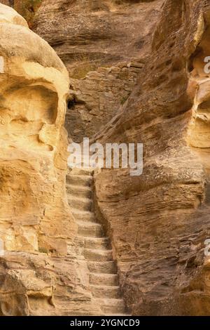 Wadi Musa, Jordan rochers et vue sur l'escalier à Little Petra, Siq al-Barid Banque D'Images