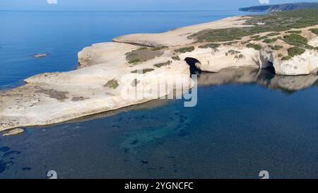 Vue aérienne du rocher de s'Archittu di Santa Caterina dans la province d'Oristano, Sardaigne, Italie Banque D'Images