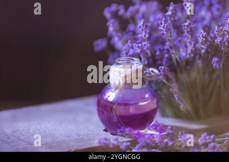 L'huile de fines herbes et les fleurs de lavande encore-vie sur fond de bois Banque D'Images
