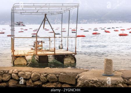 Perast, Monténégro, 21 septembre 2023 : élevage de moules et d'huîtres au Monténégro, baie de Kotor et radeau en bateau, Europe Banque D'Images