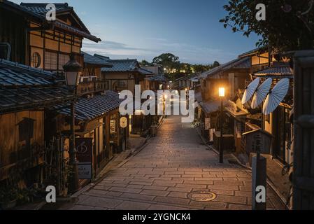 Ninenzaka à Gion dans la soirée - le chemin de pierre traditionnel dans le quartier Geisha de Kyoto est rarement aussi vide Banque D'Images