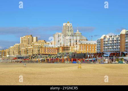 Scheveningen, pays-Bas, 7 avril 2016 : coucher de soleil sur la plage, Grand Hôtel Amrath Kurhaus près de la Haye, Hollande Banque D'Images