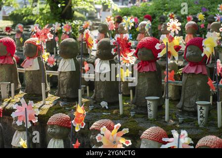 Les statues de Jizo dans le temple Zojo-ji à Tokyo commémorent les enfants décédés ou à naître Banque D'Images