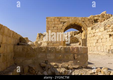 Arche et ruines des croisés Château de Shobak en Jordanie contre le ciel bleu Banque D'Images