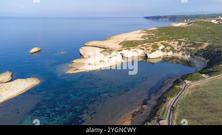 Roche calcaire avec arc, s`Archittu di Santa Caterina dans la province d'Oristano, Sardaigne, Italie Banque D'Images