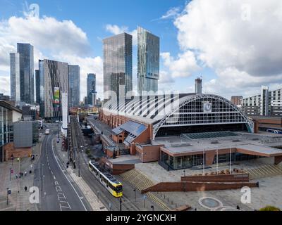 Le tramway passe devant le Manchester Central Convention Centre et les Deansgate Towers, en Angleterre Banque D'Images