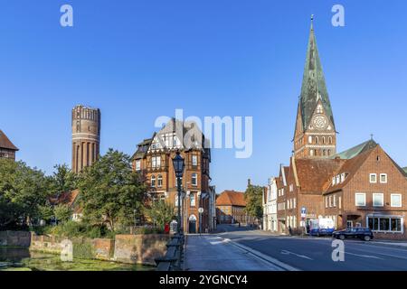 Les maisons en briques rouges de la vieille ville médiévale de Lueneburg, photographiées depuis le pont historique Altenbrueckentor et avec les bâtiments château d'eau Banque D'Images
