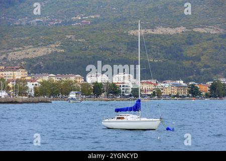 Bateau yacht coloré, lac Ohrid en Macédoine du Nord et panorama de la ville Banque D'Images