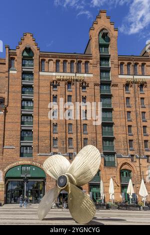 Hélice du navire devant le bâtiment en brique Musée maritime international Musée de Hambourg à Kaispeicher B à Magdeburger Hafen à Elbtorquartier, Hafe Banque D'Images