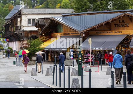 Chamonix Mont-Blanc, France, 4 octobre 2019 : vue sur la rue dans le centre de la célèbre station de ski des Alpes françaises, Europe Banque D'Images