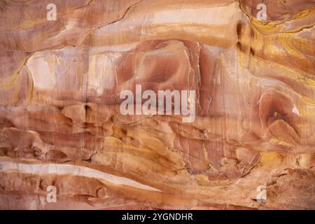 Roche de grès multicolore et couches minérales dans les tombes anciennes de Petra, en Jordanie. Motif, texture de pierre géologique Banque D'Images