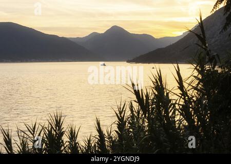 Soirée vue panoramique coucher de soleil sur la mer de la baie de Kotor Boka, Monténégro, mer Adriatique, Europe Banque D'Images