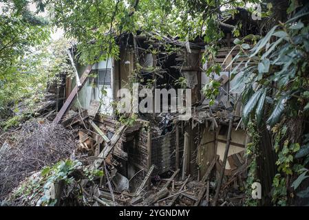 Une ruine de maison en ruine (akiya) à Onomichi, une ville sur la mer intérieure de Seto avec une population de 129 000 habitants. En 2024, 13,8 % de toutes les maisons au Japon Banque D'Images