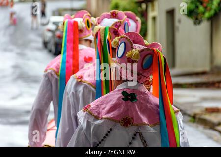 Groupe habillé de vêtements colorés et ornés participant au Congado, un festival religieux populaire à Minas Gerais, Brésil Banque D'Images