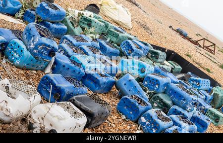 Pots et canettes de homard bleus abandonnés laissés sur la plage de bord de mer montrant des déchets environnementaux de pollution en raison du manque d'investissement dans la préservation Banque D'Images