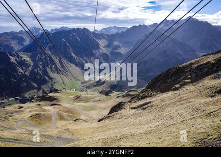La Mongie, France - 2 novembre 2024 : téléphérique de la Mongie au pic du midi, dans les Pyrénées françaises Banque D'Images