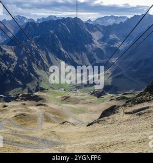 La Mongie, France - 2 novembre 2024 : téléphérique de la Mongie au pic du midi, dans les Pyrénées françaises Banque D'Images