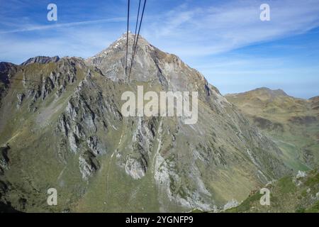 La Mongie, France - 2 novembre 2024 : téléphérique de la Mongie au pic du midi, dans les Pyrénées françaises Banque D'Images
