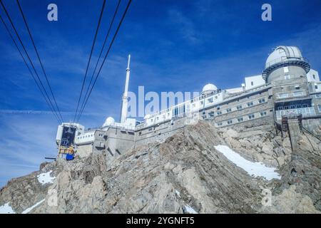 La Mongie, France - 2 novembre 2024 : téléphérique de la Mongie au pic du midi, dans les Pyrénées françaises Banque D'Images