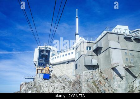 La Mongie, France - 2 novembre 2024 : téléphérique de la Mongie au pic du midi, dans les Pyrénées françaises Banque D'Images