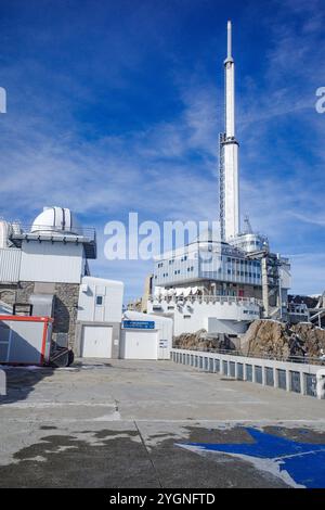 Pic du midi, France - 2 novembre 2024 : vue sur les Pyrénées françaises depuis l'Observatoire du pic du midi Banque D'Images