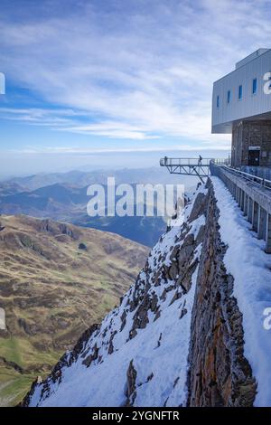 Pic du midi, France - 2 novembre 2024 : vue sur les Pyrénées françaises depuis l'Observatoire du pic du midi Banque D'Images