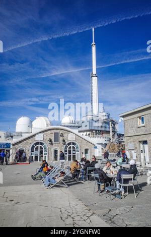 Pic du midi, France - 2 novembre 2024 : vue sur les Pyrénées françaises depuis l'Observatoire du pic du midi Banque D'Images